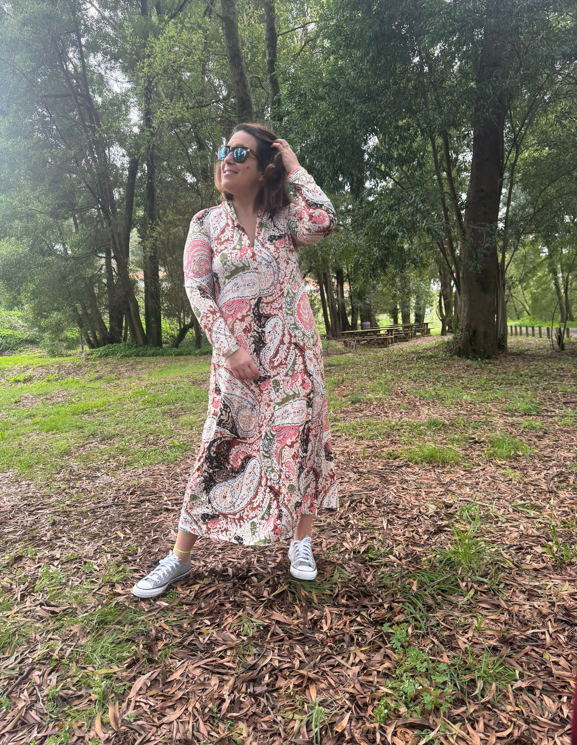 Vestido com estampado paisley azul e coral malha fria