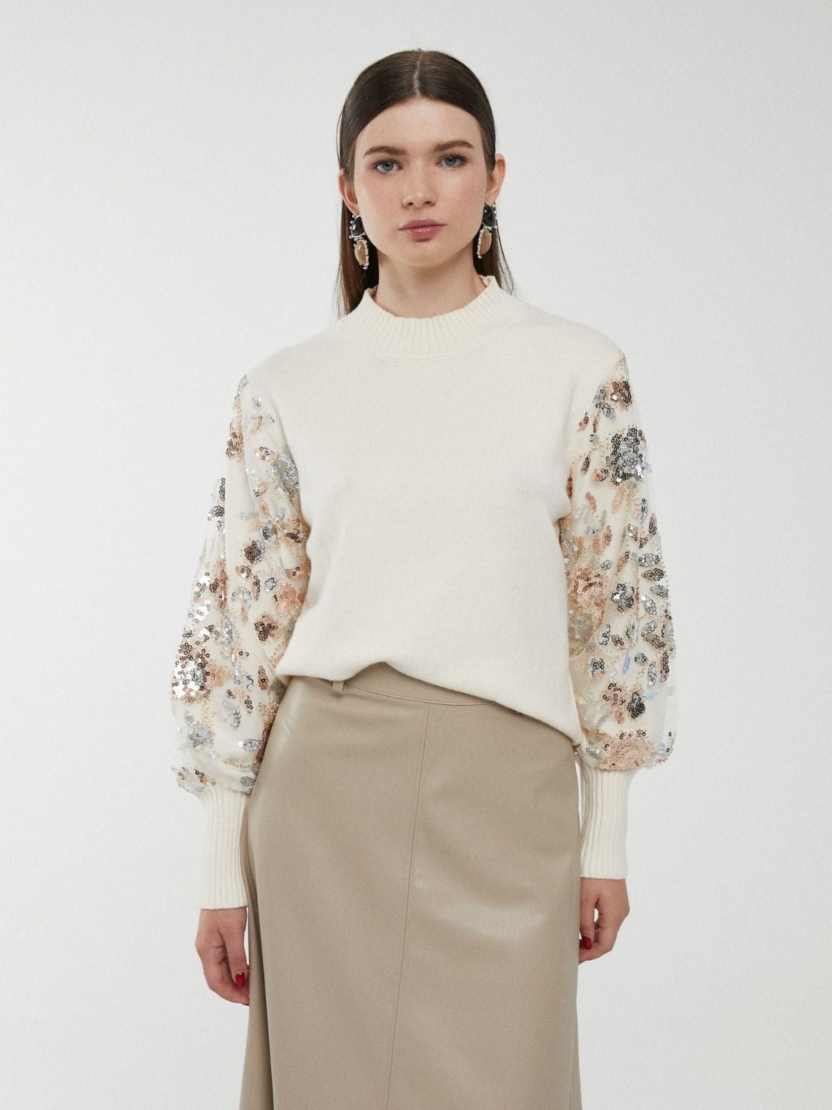 Camisola bege com bordado floral em lantejoulas