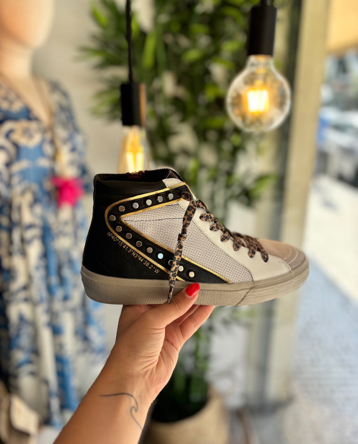 Sapatilhas bota pretas tachas e atacadores leopardo