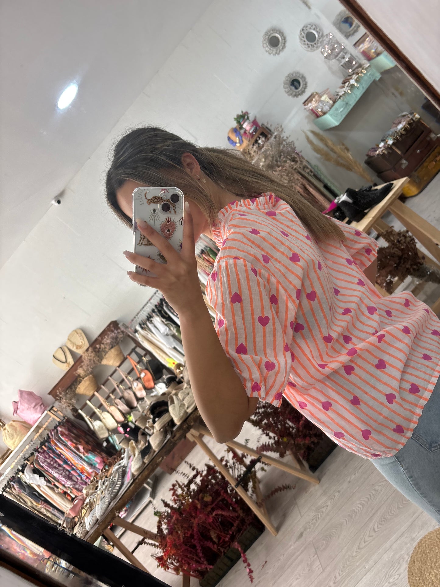 Túnica rosa com riscas laranja e corações rosa