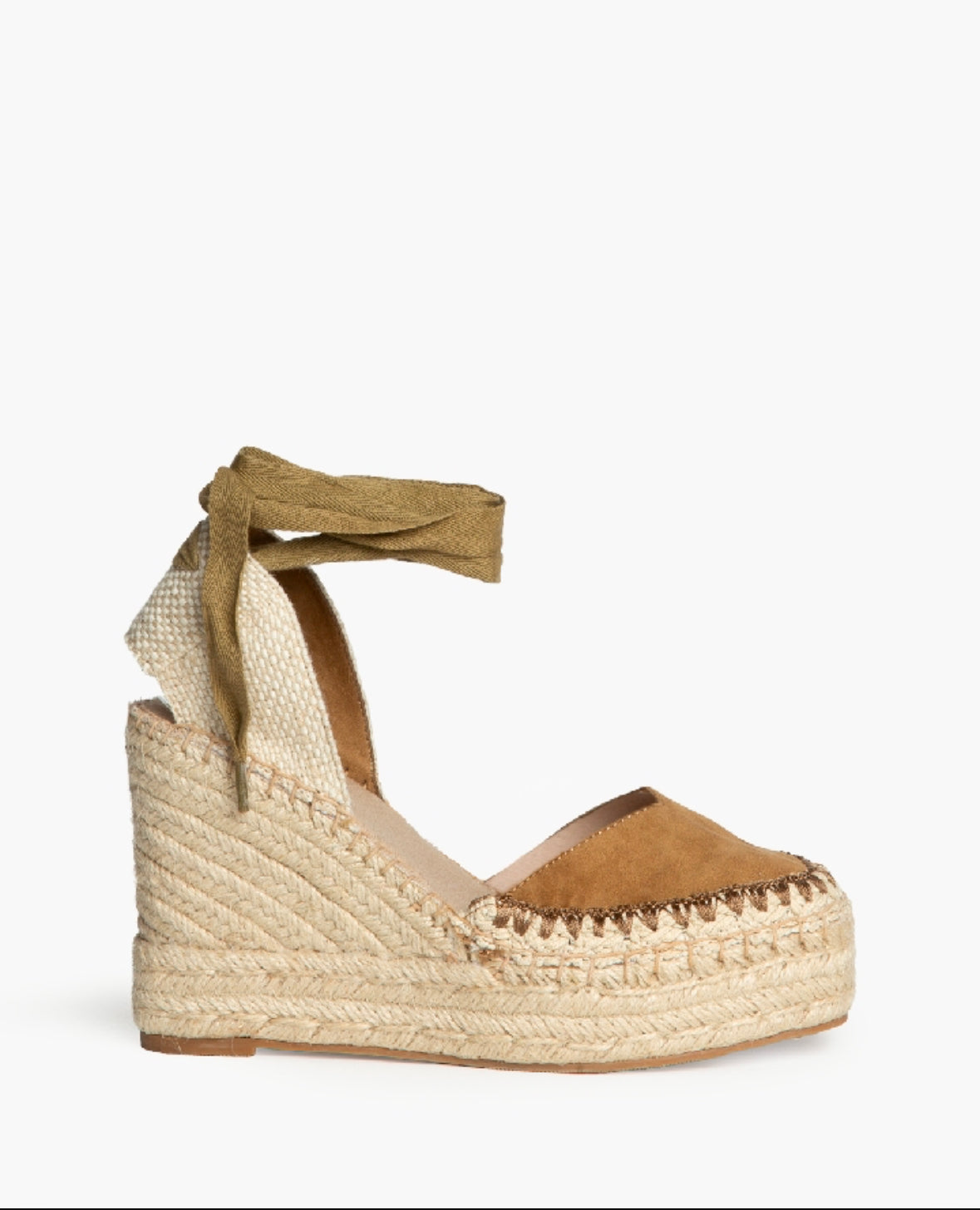 Sandálias de cunha camel com costuras entrançadas