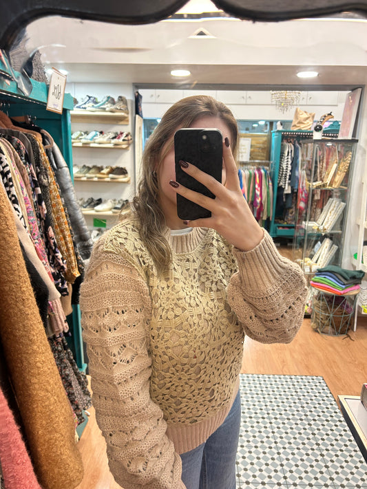 Camisola malha bege com renda e crochê