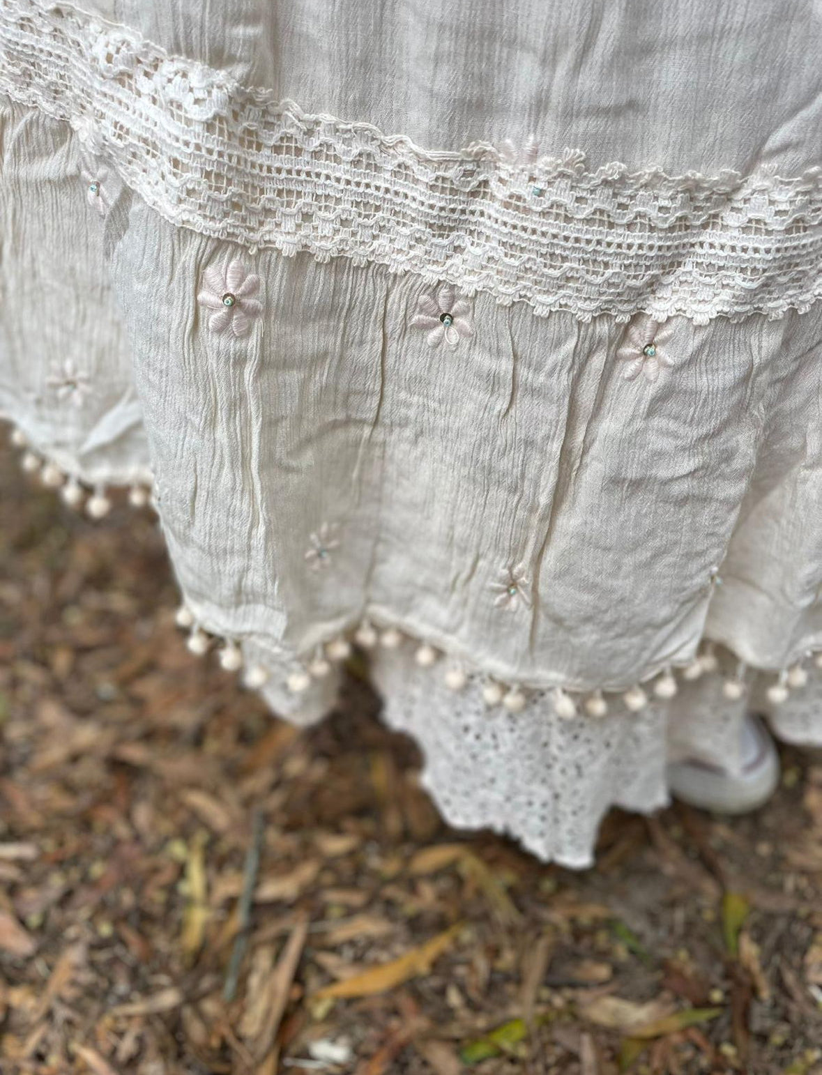 Vestido rosa claro com bordado de flores Au.nala