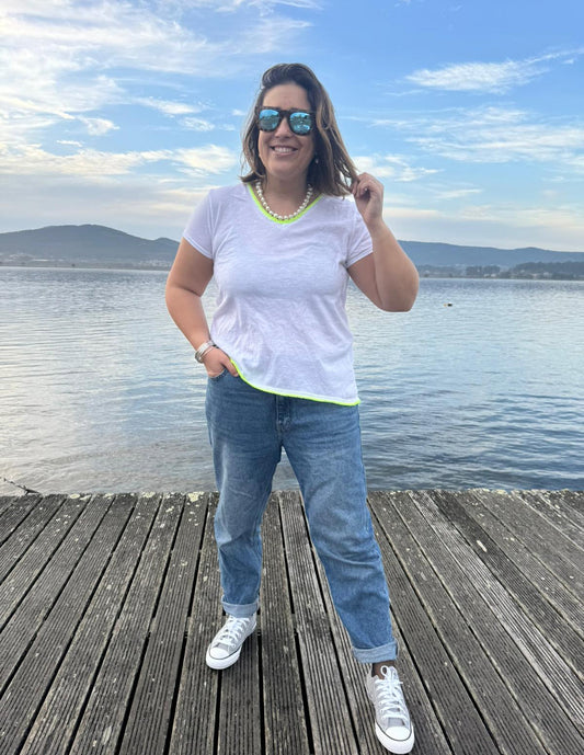 Tshirt branca com remates lima néon