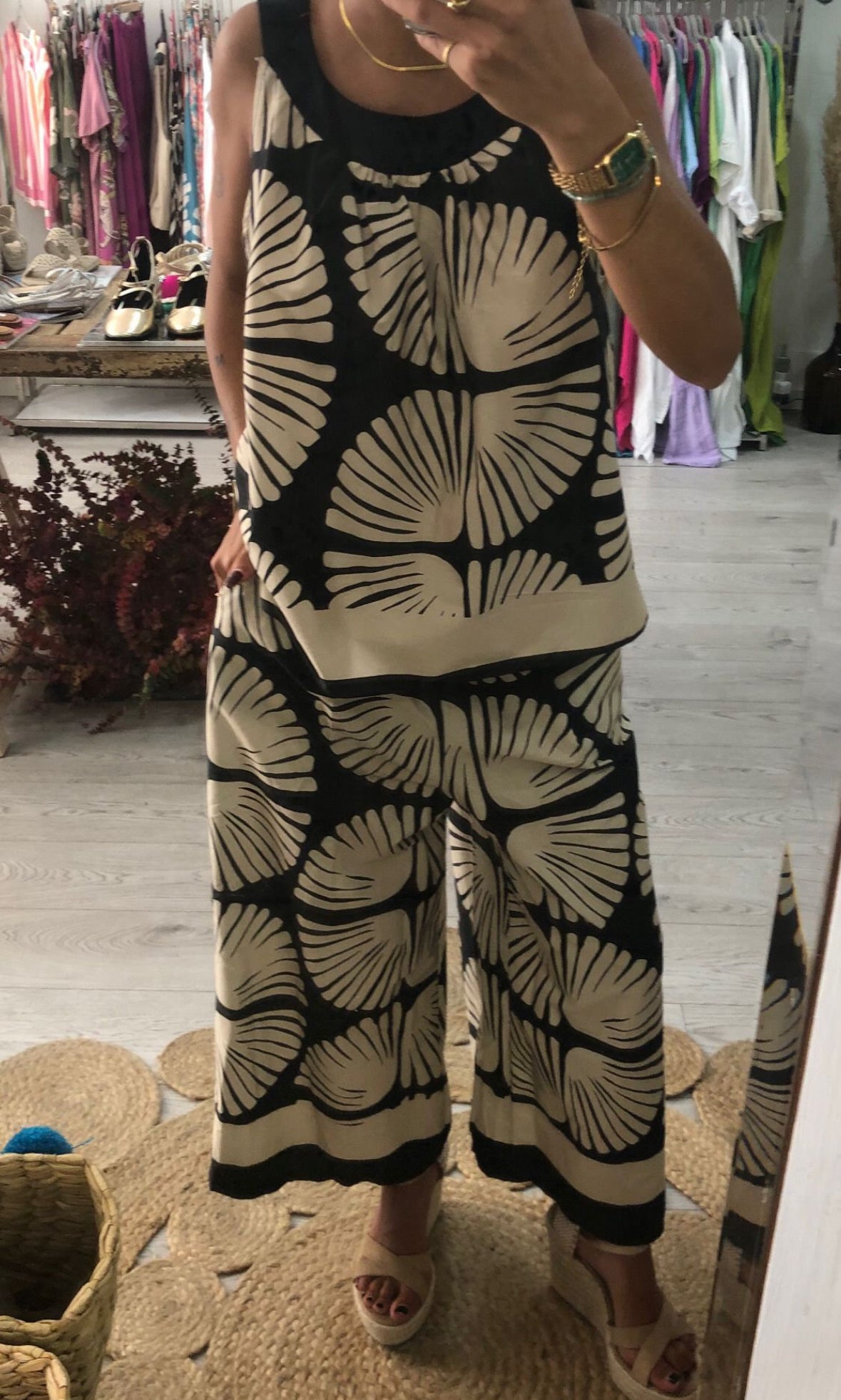 Conjunto estampado conchas preto e creme