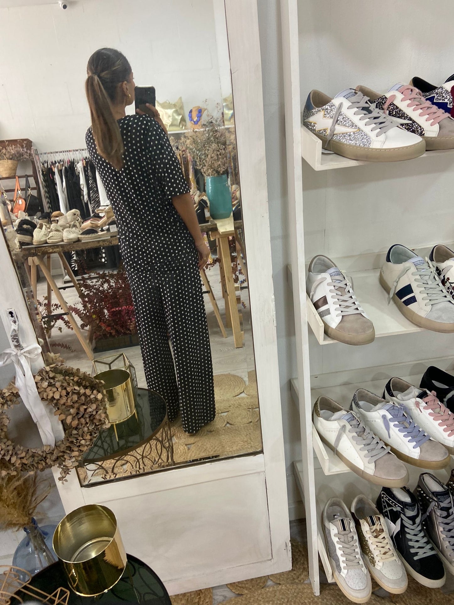 Conjunto túnica e calças pretas com bolinhas brancas