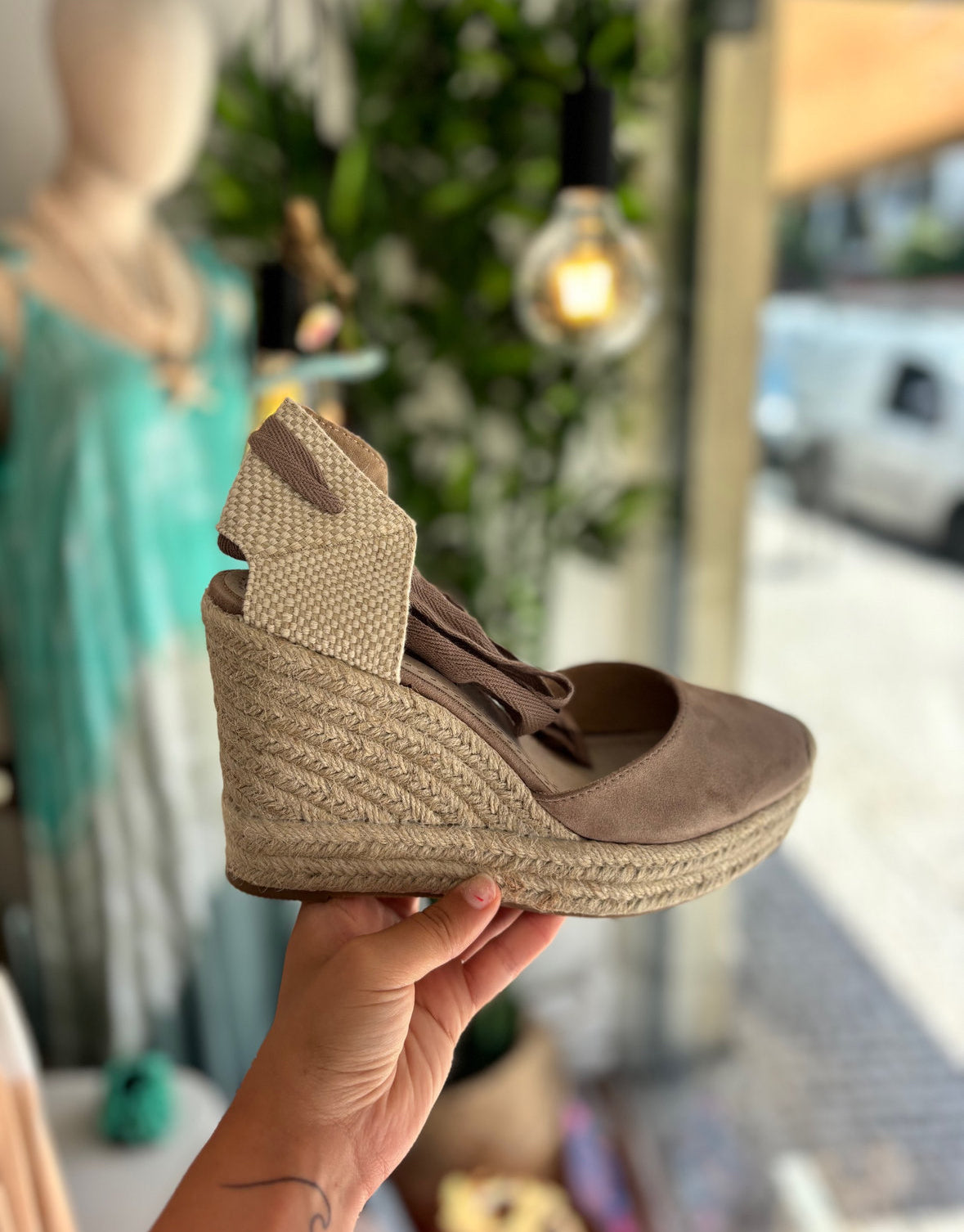 Sandálias taupe de cunha compensada