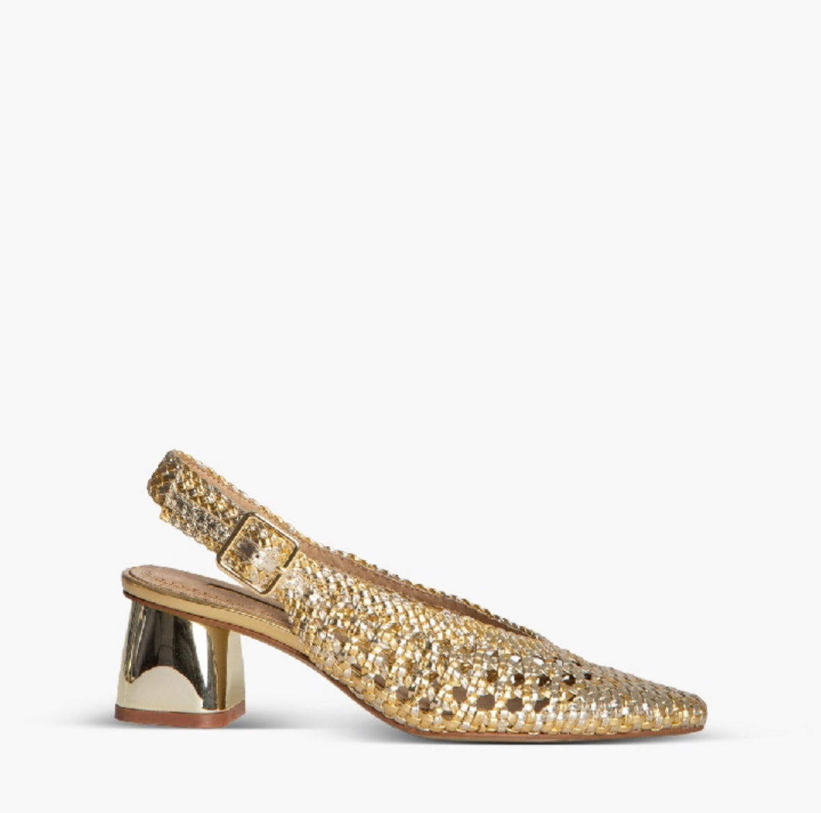 Mule trenzado dorado con tacón y hebilla