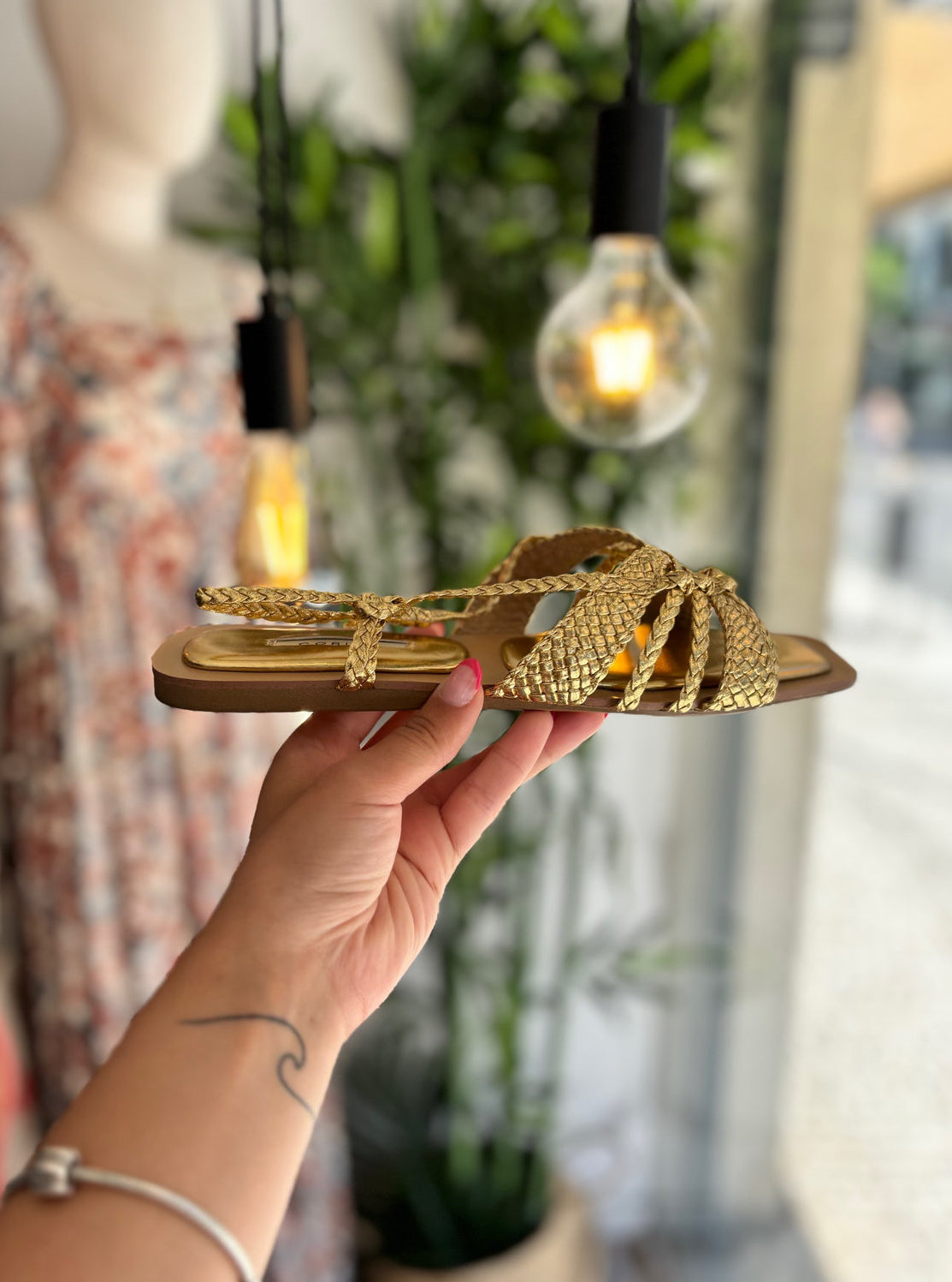 Sandálias rasas camel tiras trança douradas fivela