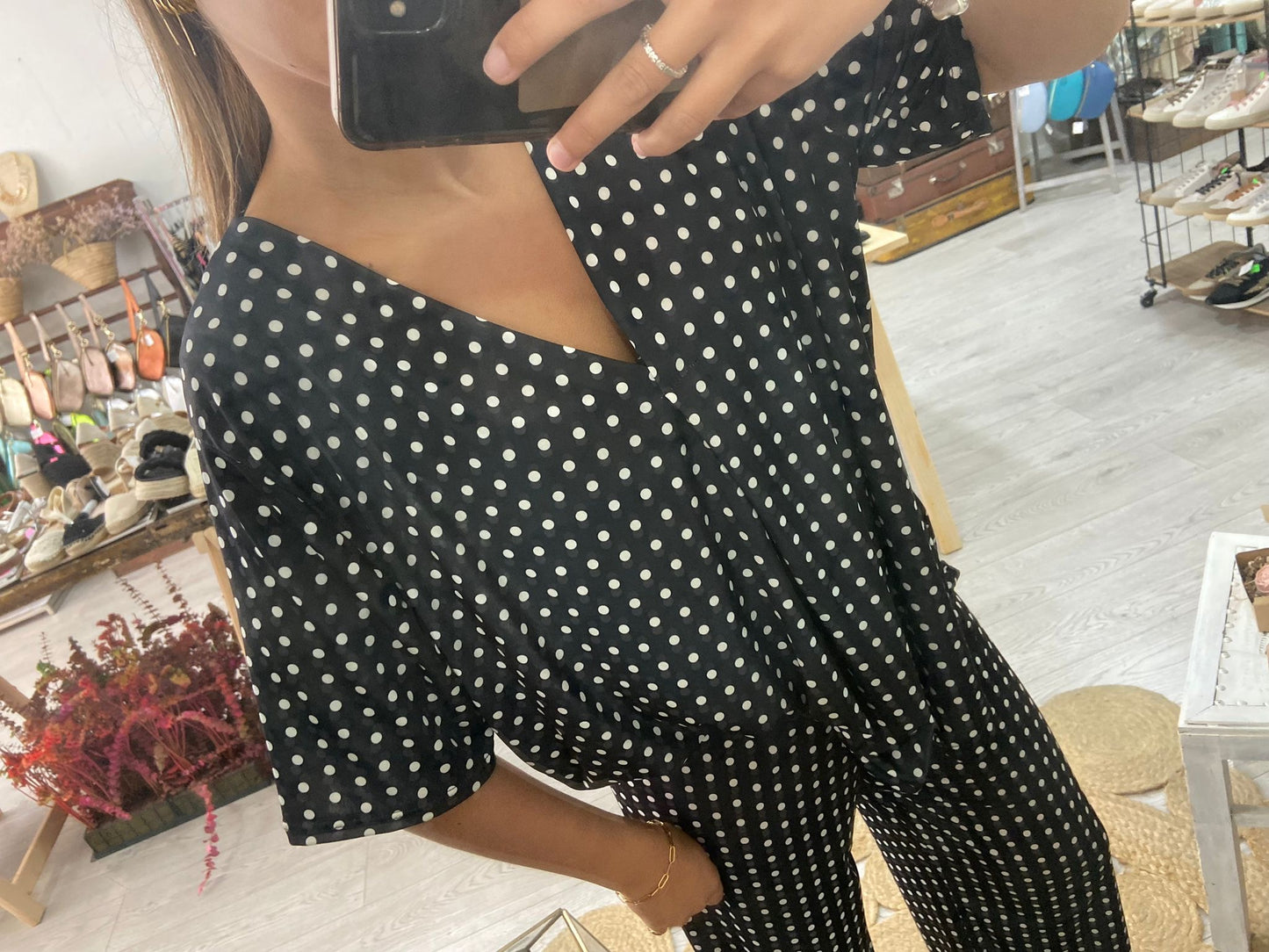 Conjunto túnica e calças pretas com bolinhas brancas