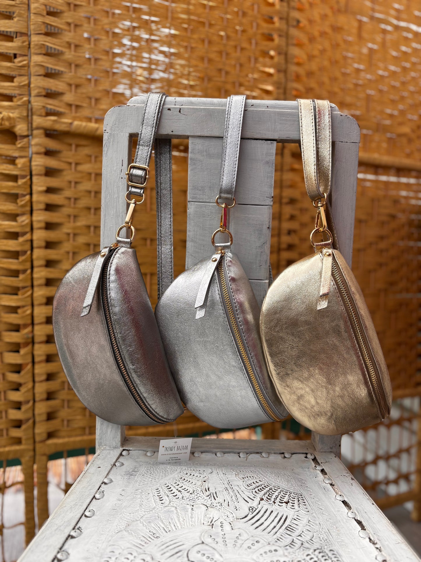 Bolsa banana de cintura ou tiracolo pele metalizada dourada | chumbo | prateada