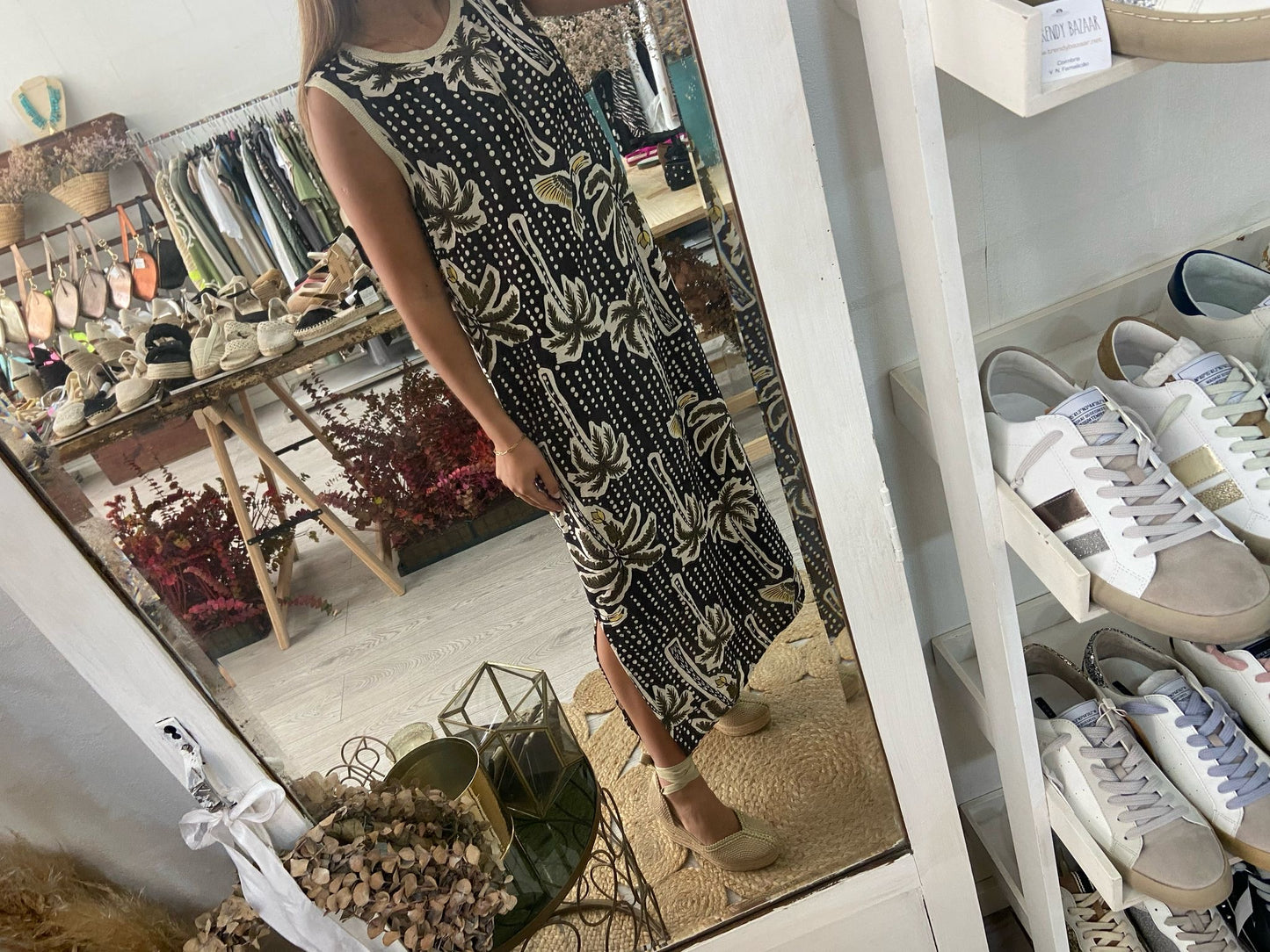 Vestido mostarda estampado tropical