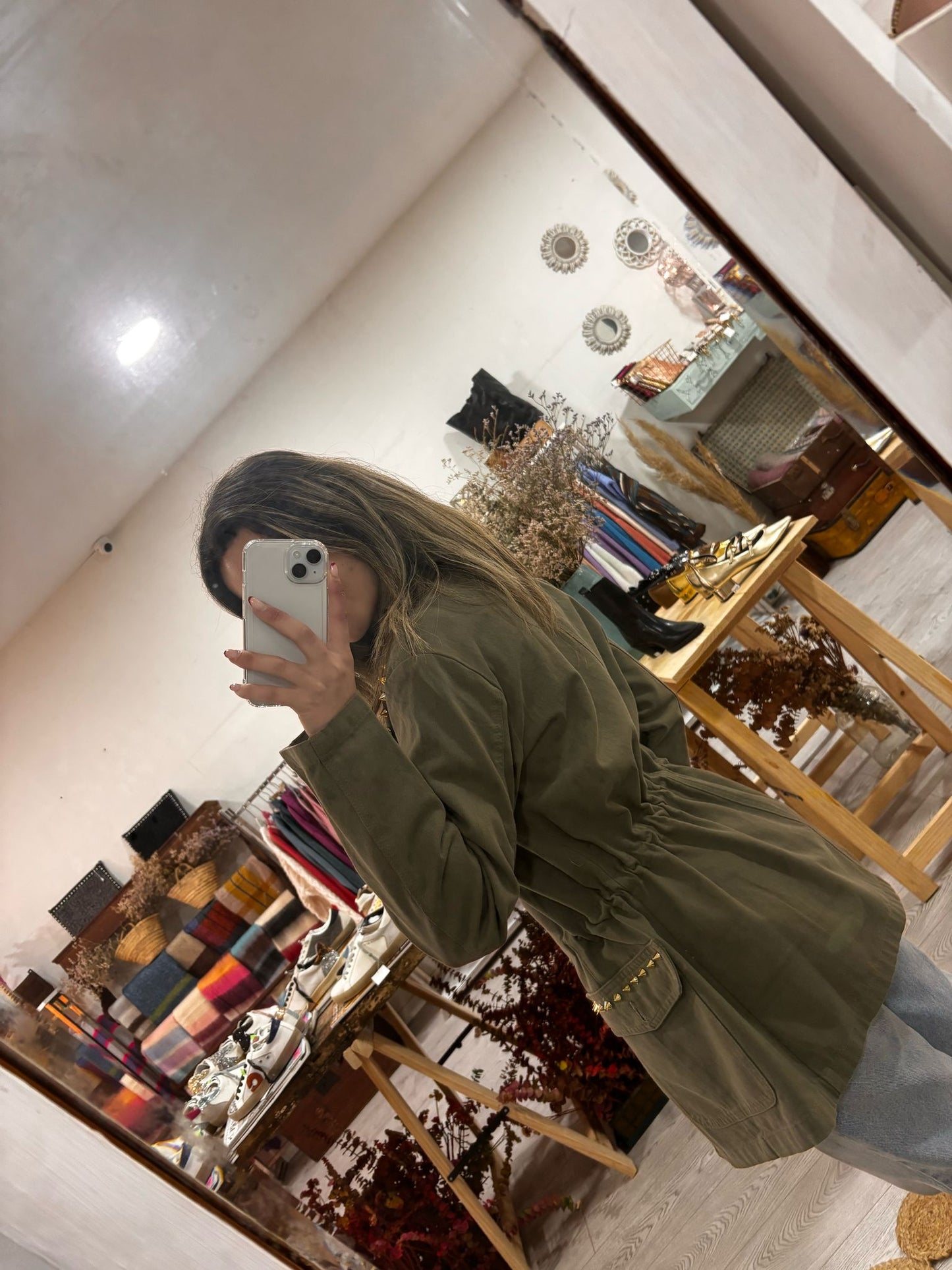 Blusão caqui cintado com tachas