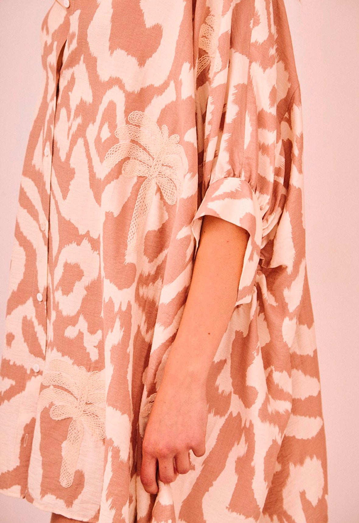 Vestido camiseiro estampado e bordado palmeira HJ.Elaine