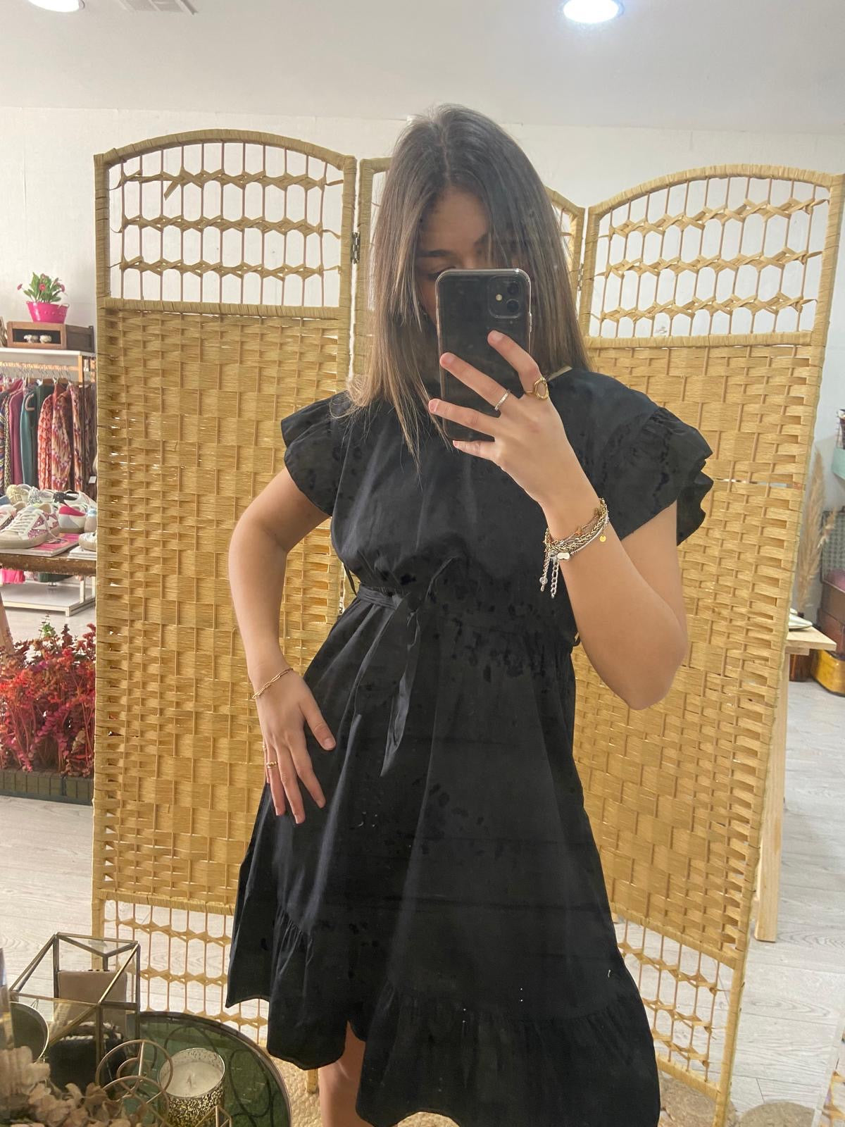 Vestido preto com folhos nos ombros