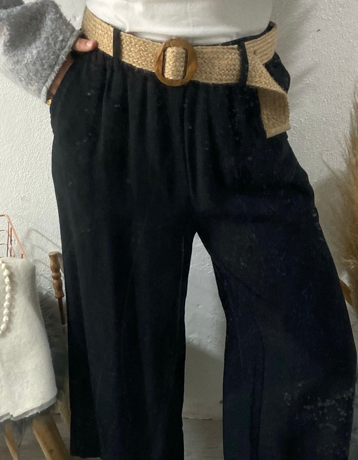 Pantalones fluidos color caqui con cinturón