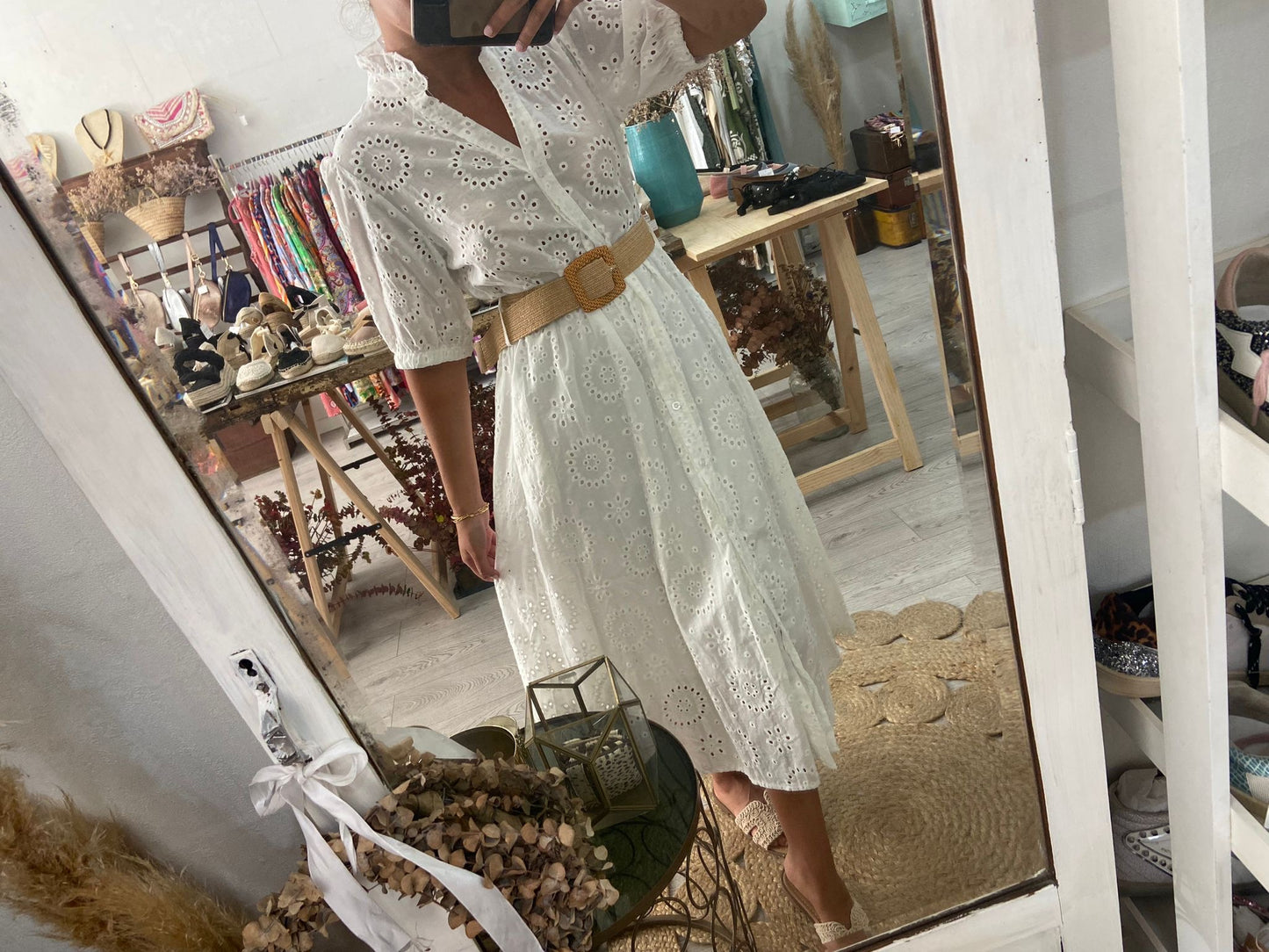 Vestido camiseiro branco bordado inglês cinto