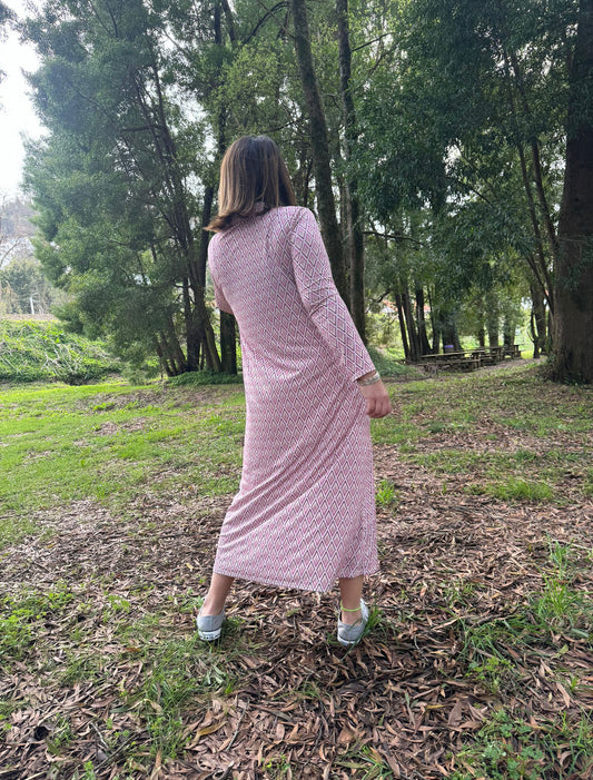 Vestido camiseiro padrão geométrico em tons de rosa e bege malha fria