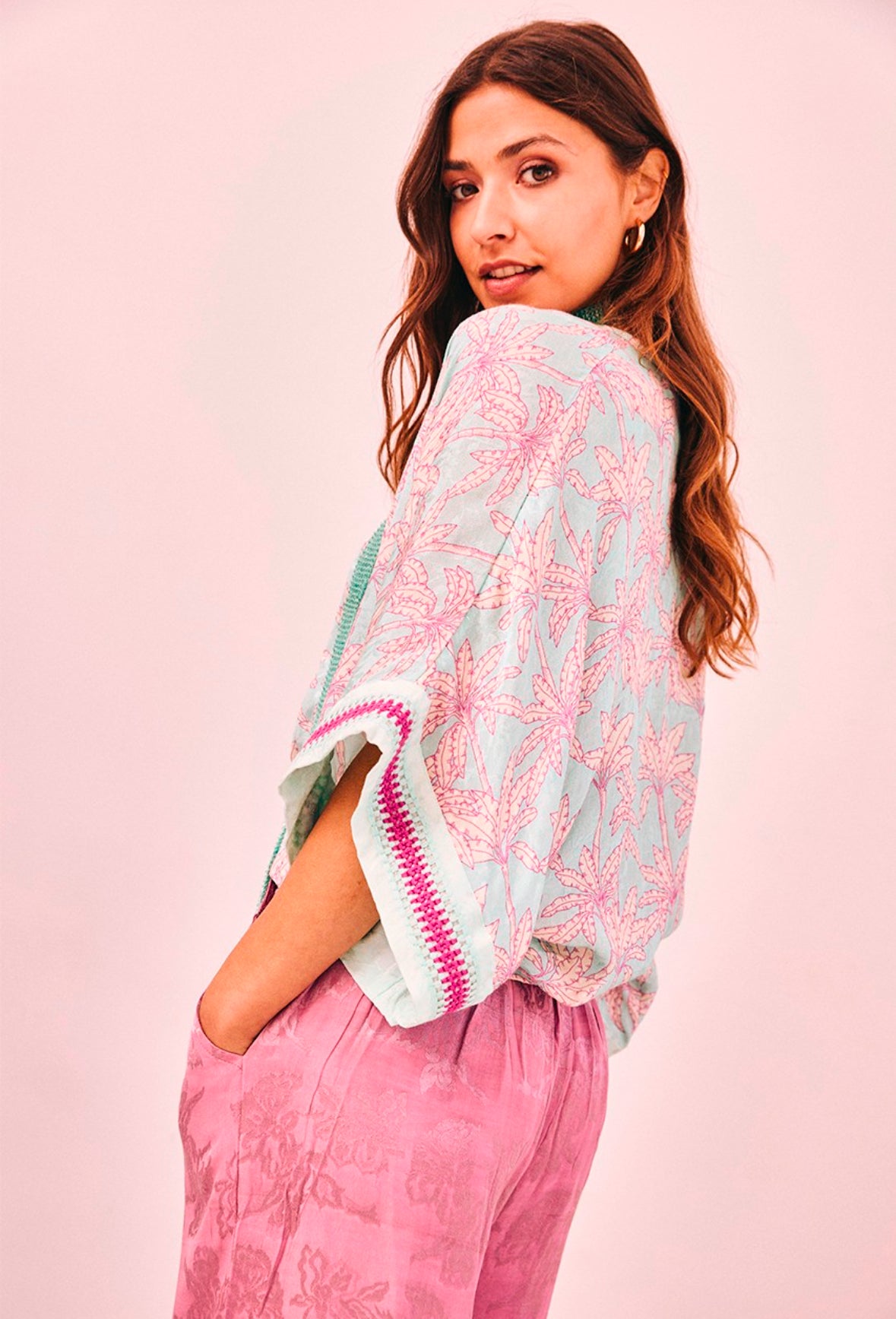 Kimono curto estampado azul com palmeiras rosa com bordado crochê CS.Roura