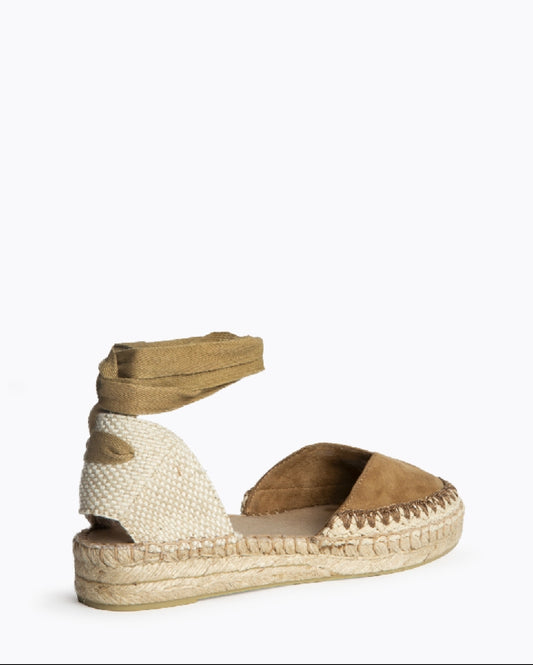 Alpercatas camel com costuras entrancadas e laçada