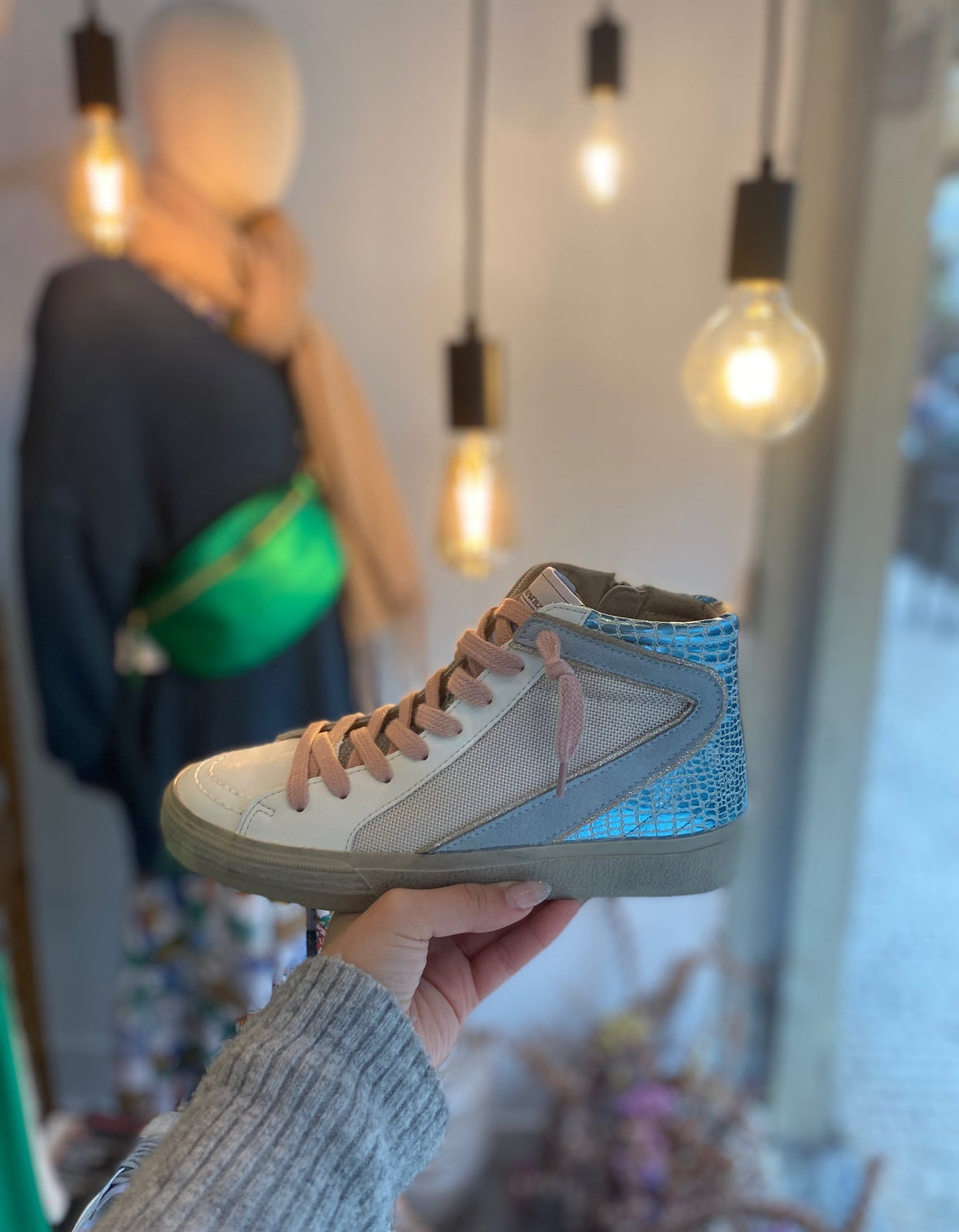 Sapatilhas bota efeito cobra em azul e atacadores rosa