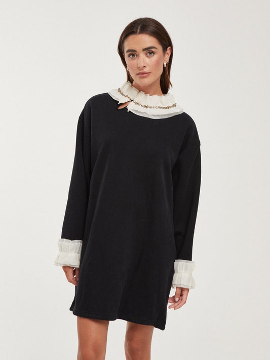 Vestido bege com folhos na gola