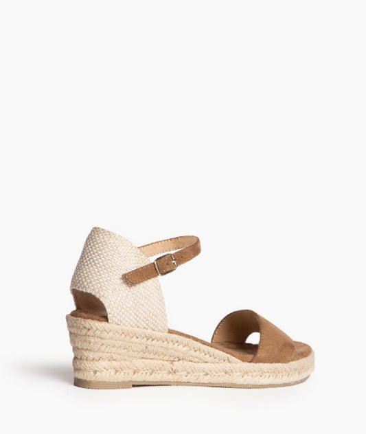 Sandálias camel aberta cunha baixa