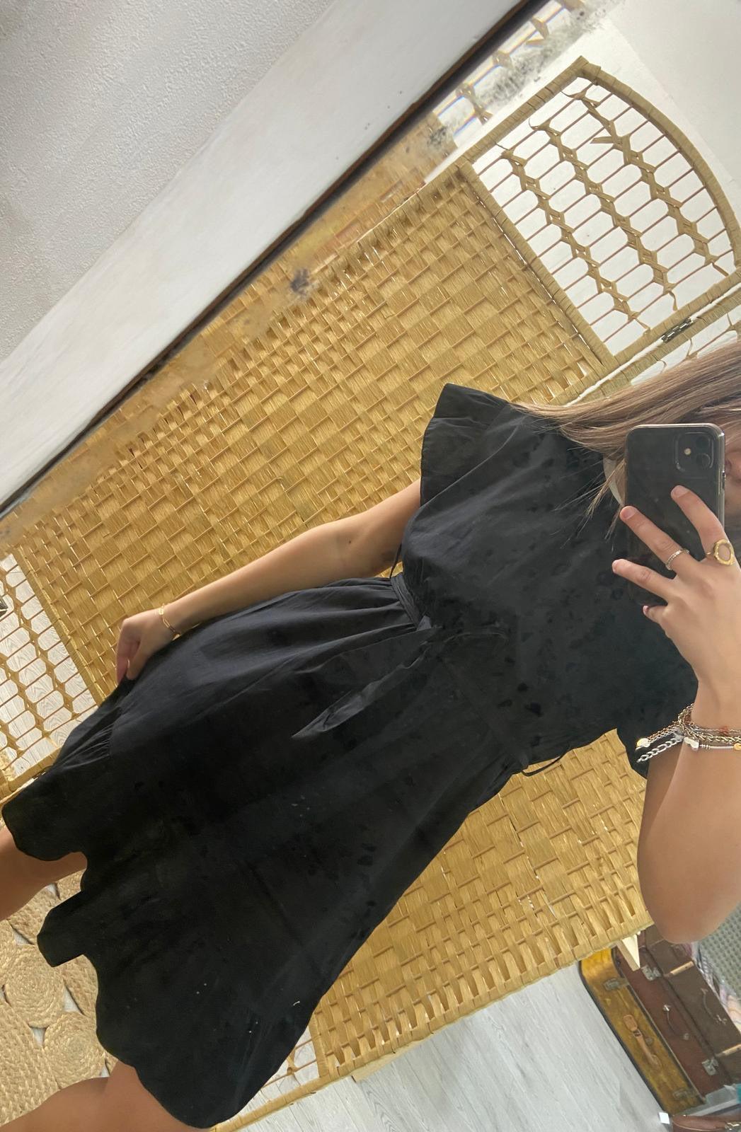Vestido preto com folhos nos ombros