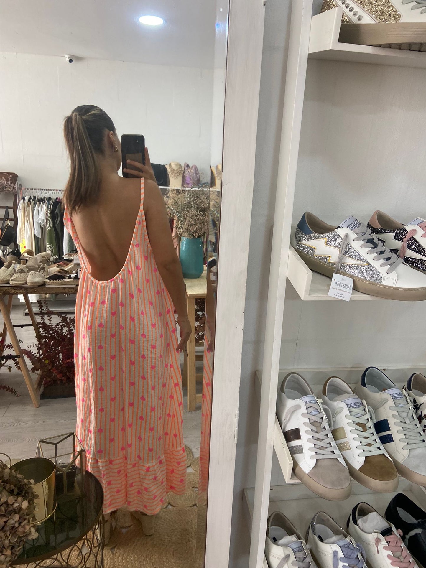 Vestido riscas laranja e corações rosa