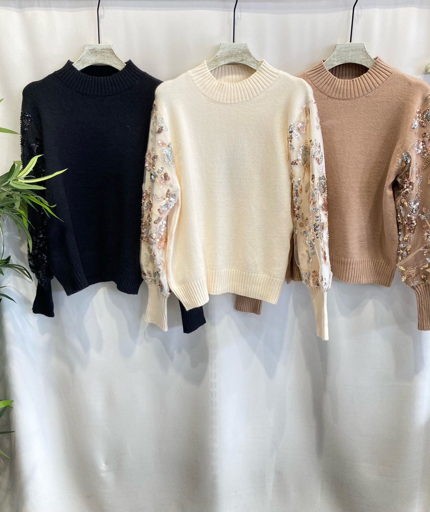 Camisola cru com bordado floral em lantejoulas