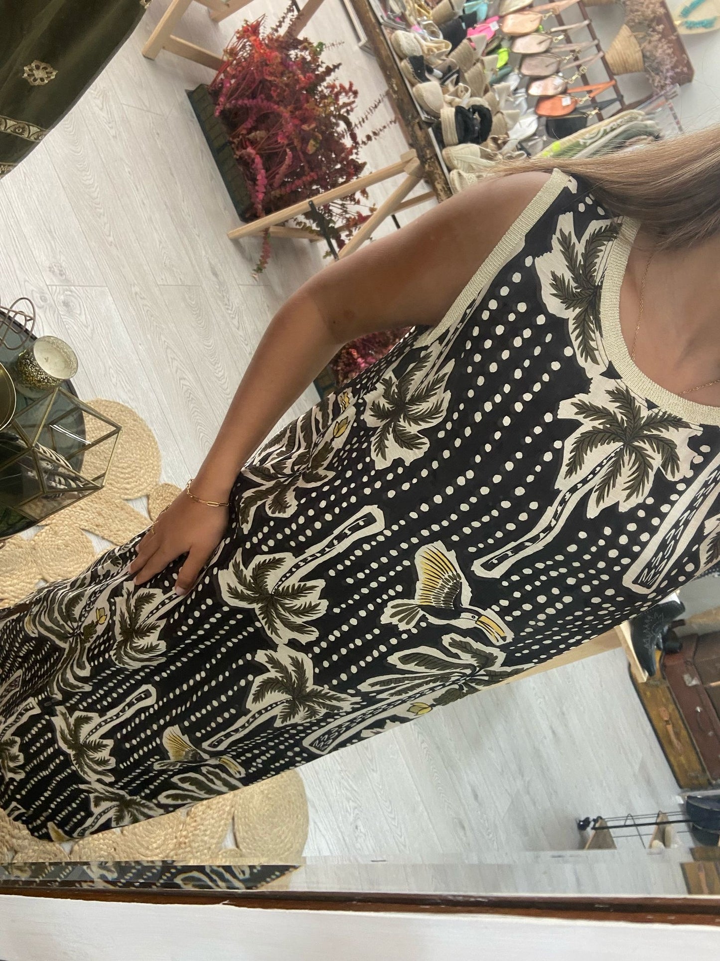 Vestido mostarda estampado tropical