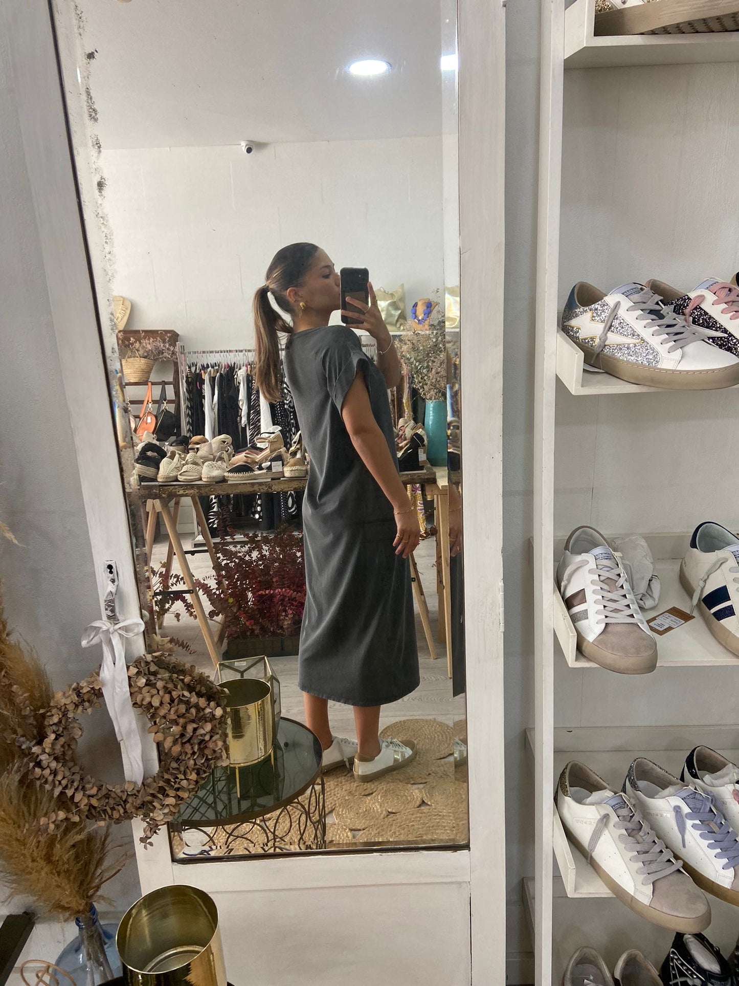 Vestido algodão cinzento com dobras nas mangas