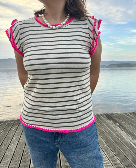 Tshirt bege com riscas caqui e remates fúcsia