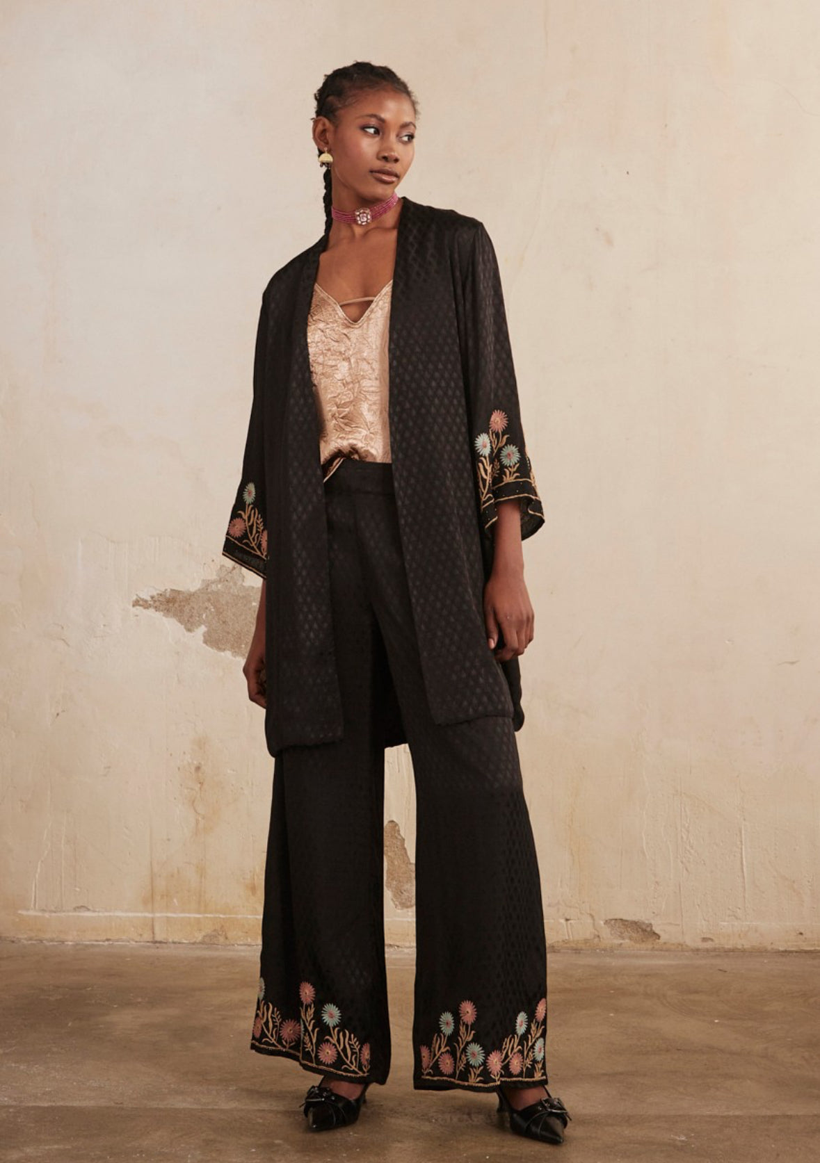 Kimono negro con bordado floral AU.Peno