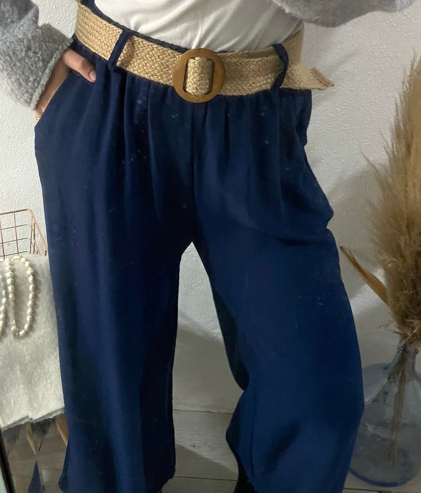 Pantalones fluidos color caqui con cinturón