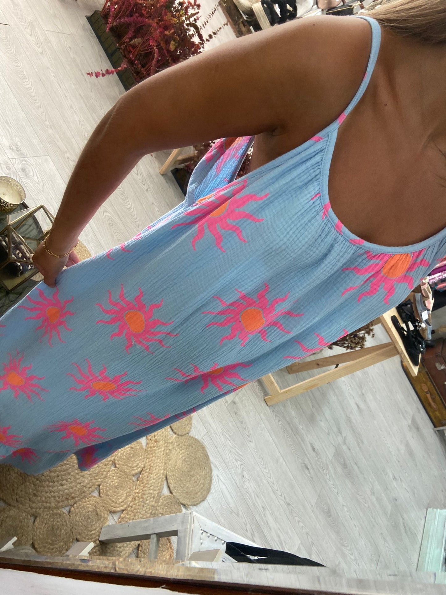 Vestido bege com sol rosa/laranja