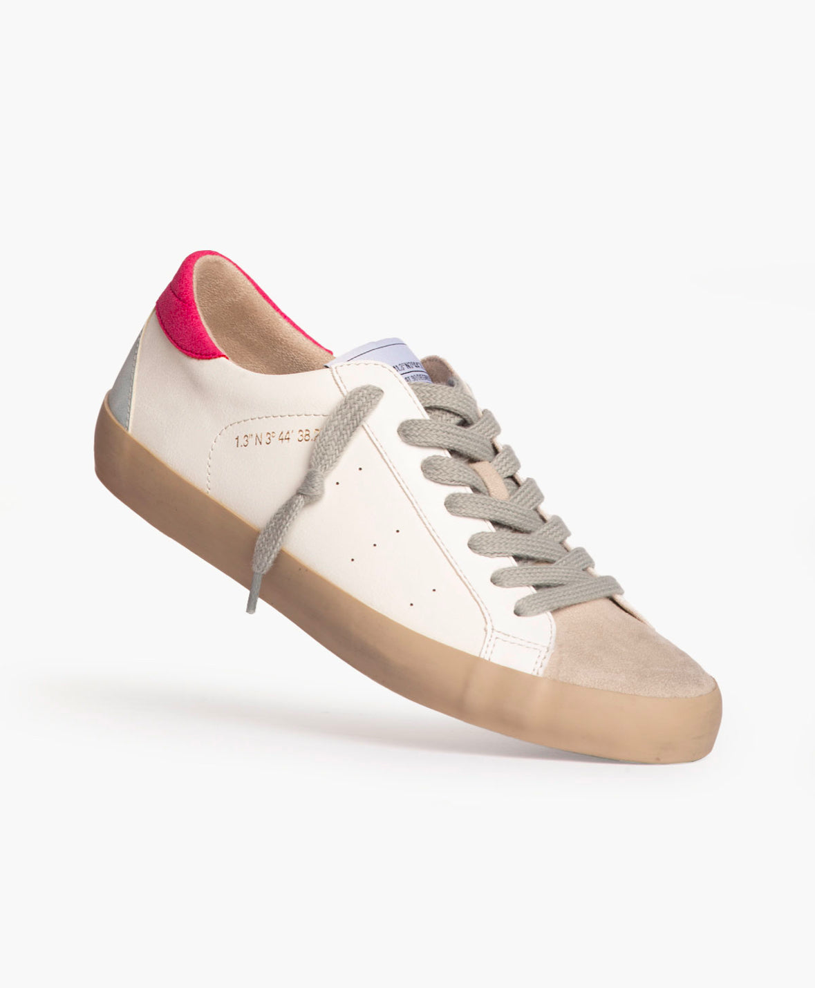 Sapatilhas brancas biqueira taupe, rosa e azul atrás