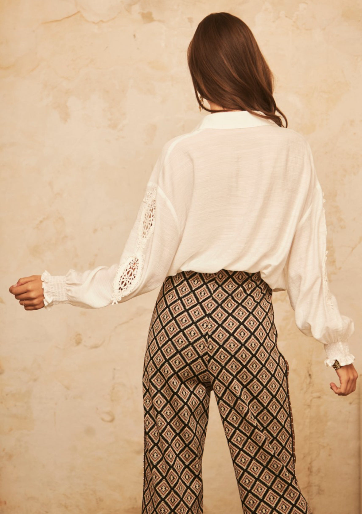 Camisa blanca con lazo y bordado en las mangas HJ.Birger