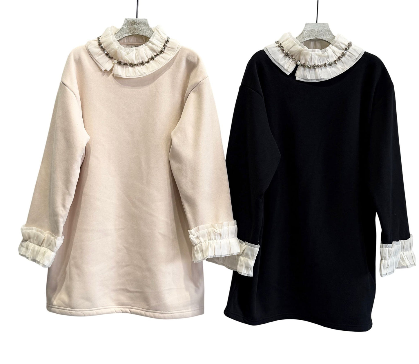 Vestido preto com folhos na gola