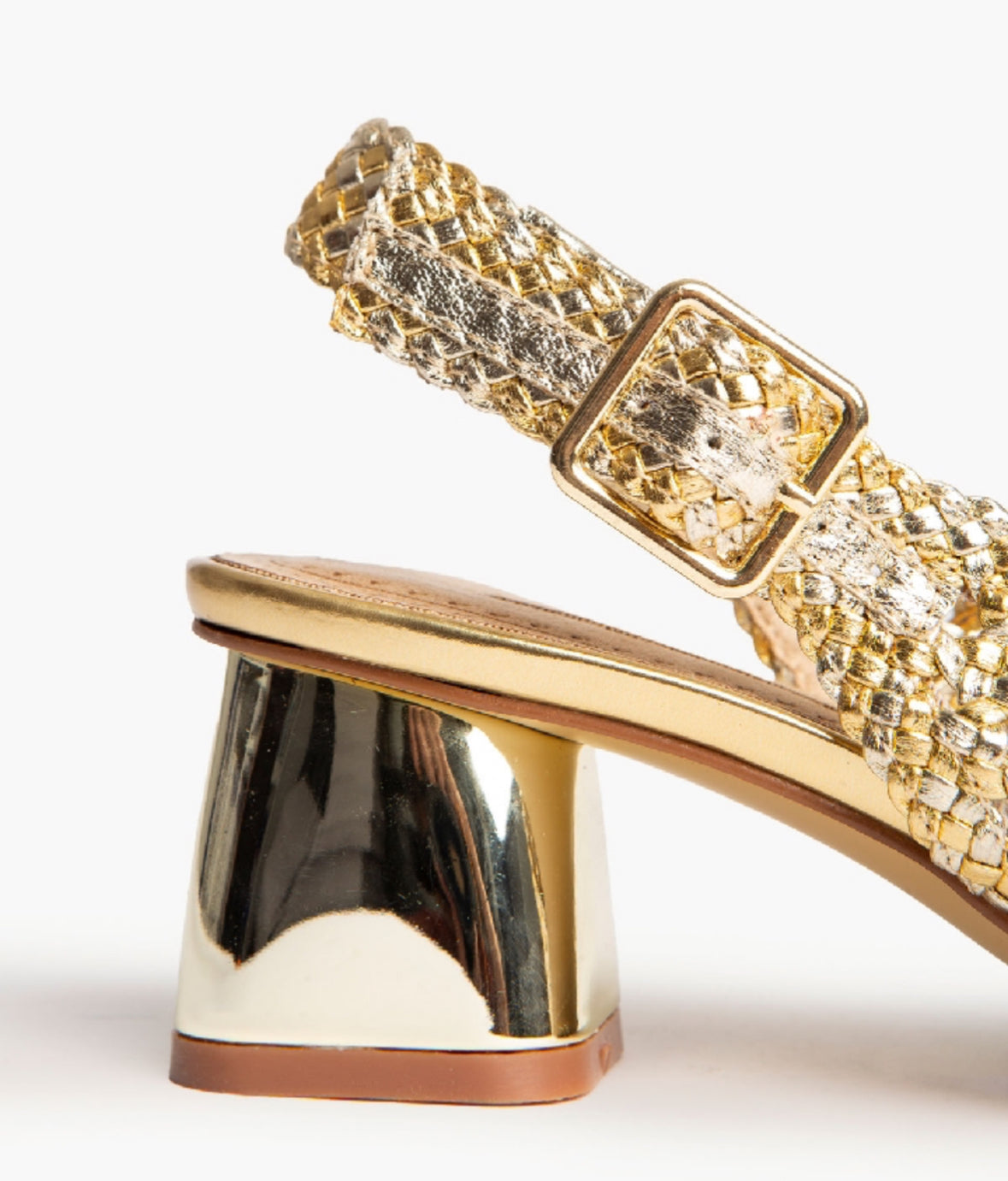 Mule trenzado dorado con tacón y hebilla