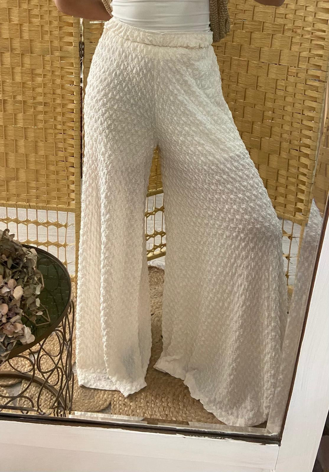 Pantalones palazzo texturizados de color crema