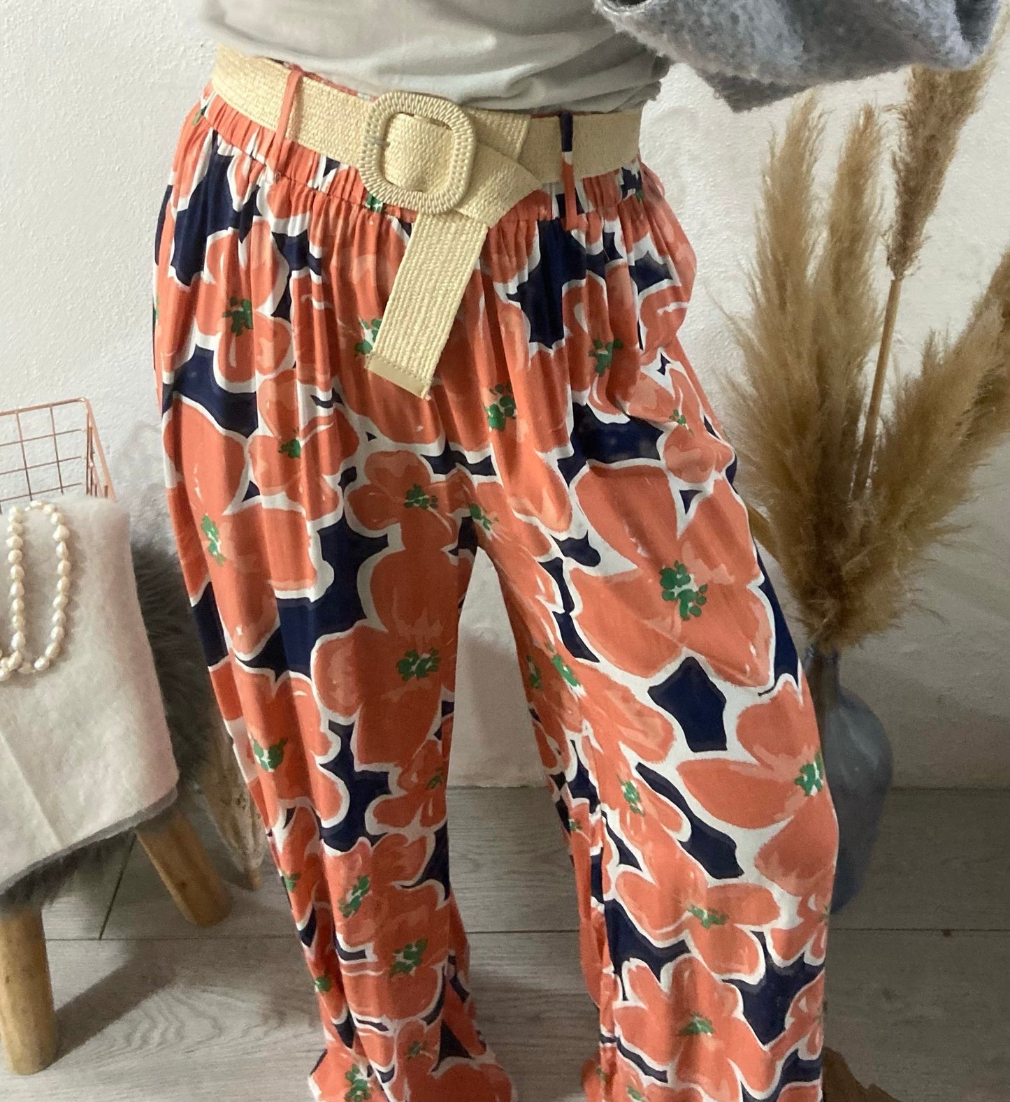 Pantalonas estampado de flores azul e rosa com cinto