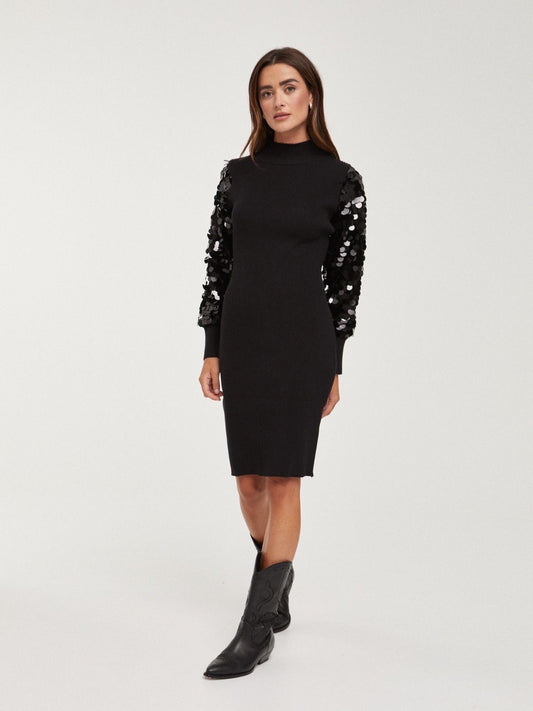 Vestido bege canelado mangas lantejoulas