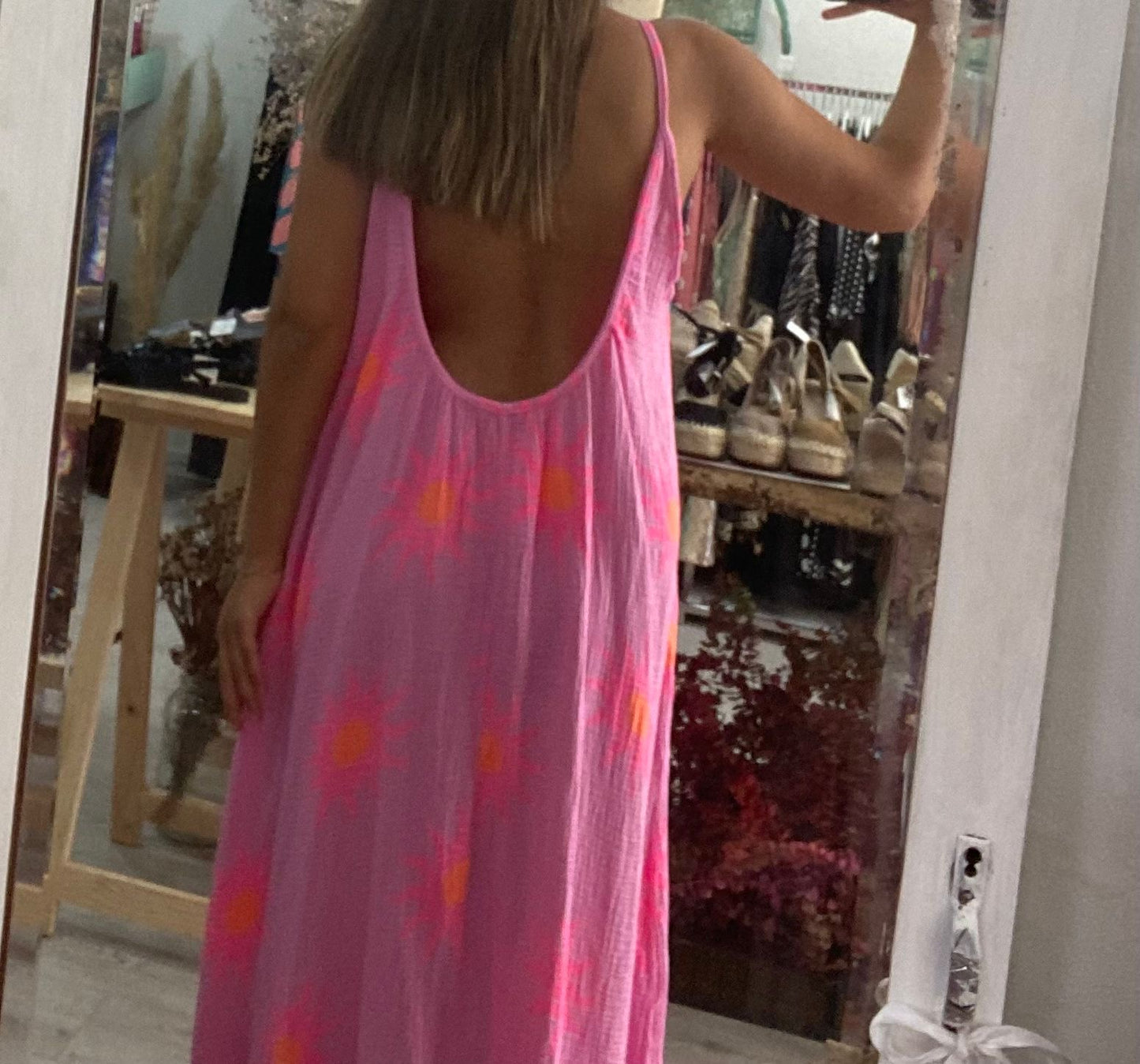 Vestido bege com sol rosa/laranja