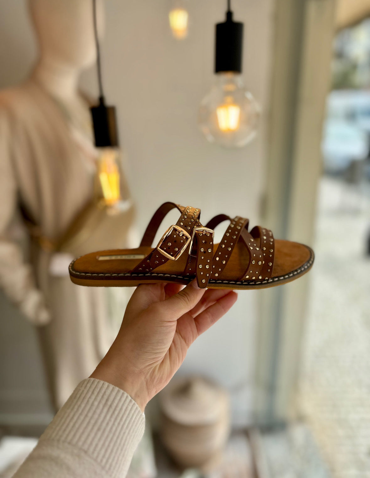 Sandálias rasas camel aplicação tachas douradas