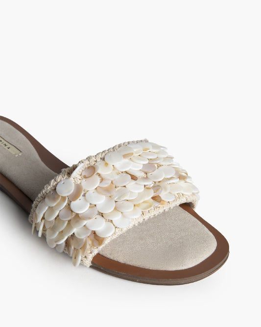 Sandália rasa com aplicação de missangas