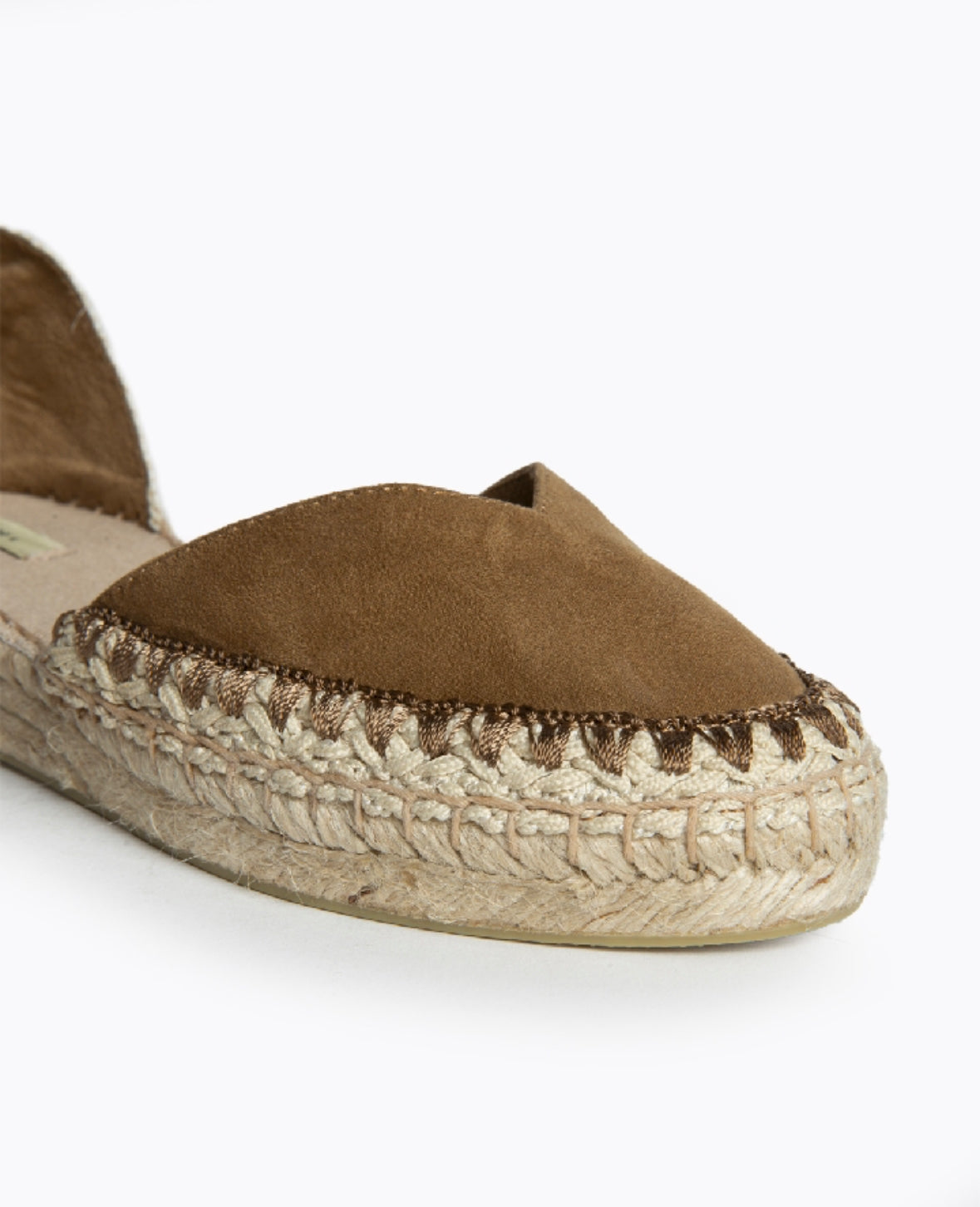 Alpercatas camel com costuras entrancadas e laçada