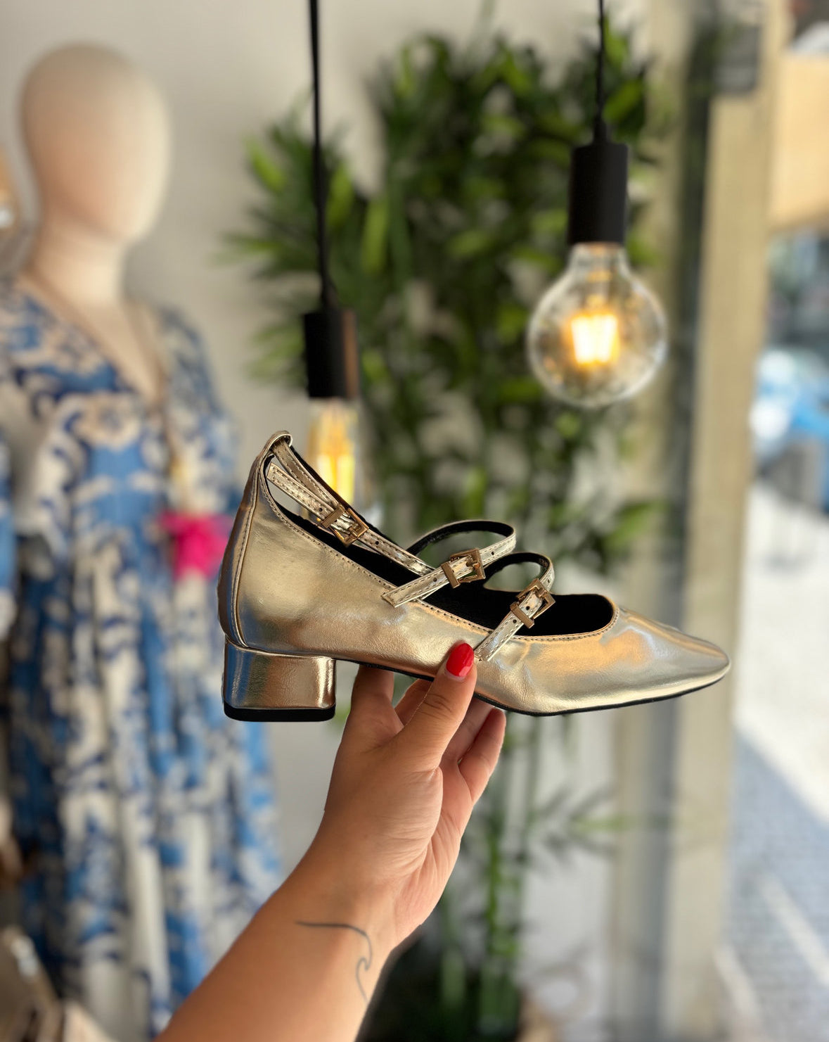 Mary Jane metalizadas com salto e fivelas