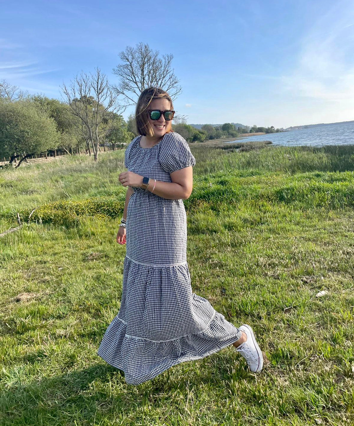 Vestido vichy cinzento e branco com elástico ombros