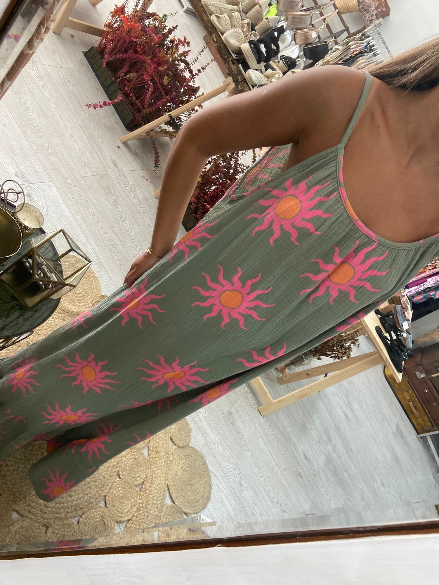 Vestido bege com sol rosa/laranja